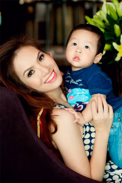 Vợ chồng Đan Lê - Khải Anh gần như chưa bao giờ 'khoe' con trên báo, cũng không đưa con đi dự sự kiện cùng bố mẹ. Thỉnh thoảng, hai vợ chồng cô chia sẻ một số hình ảnh của bé trên trang facebook cá nhân. Ngày 26/7 vừa qua, bé được bố mẹ tổ chức tiệc thôi nôi.