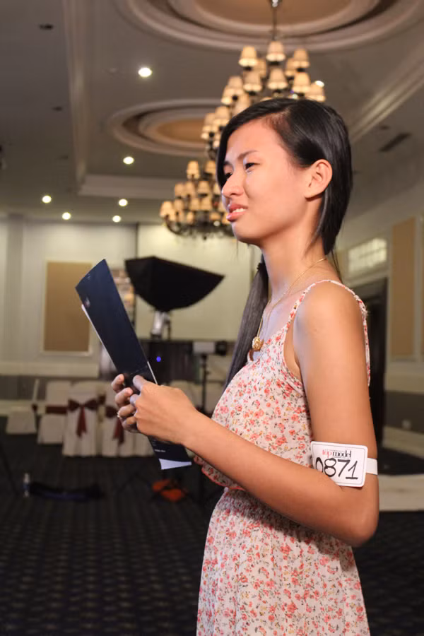 Thiên Trang là thí sinh giành được giải nhất của cuộc thi Top Model Online và có vé vào thẳng phần thi hình thể của vòng casting, chương trình Vietnam’s Next Top Model 2012