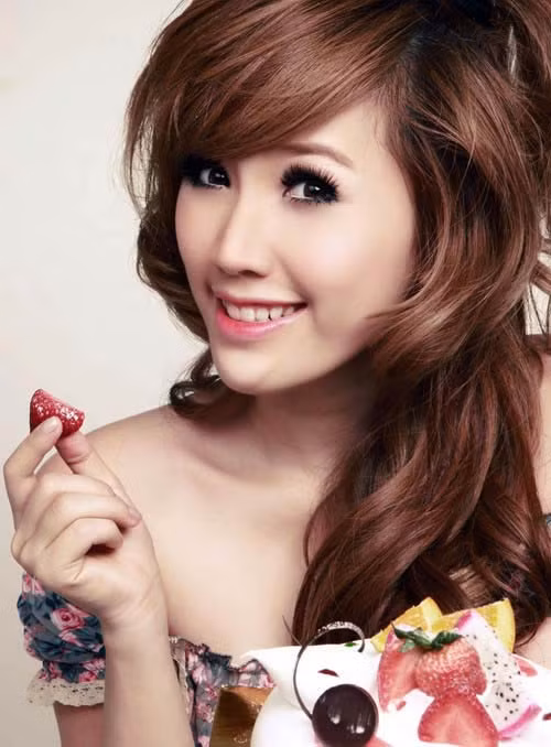 Trong khi nhiều ngôi sao showbiz than thở cát-sê không đủ sống thì “Công chúa bong bóng” Bảo Thy cho biết mình mua nhà, mua xe hay vài miếng đất là chuyện bình thường.