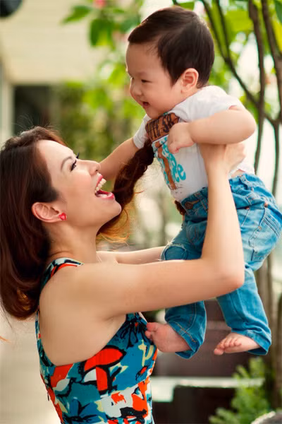 Đây là lần đầu tiên, nữ diễn viên 'Em muốn làm người nổi tiếng' xuất hiện cùng con trai trong một bộ ảnh thời trang. Đan Lê vô cùng hạnh phúc với cậu con trai kháu khỉnh và anh chồng đẹp trai của mình.(Theo Ngôi Sao)