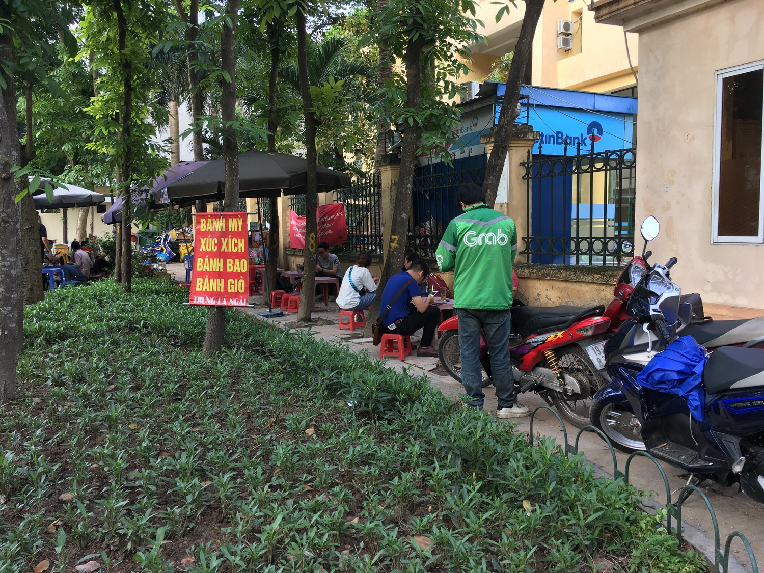 Bên trái cánh cổng chính Trường đại học Công Đoàn. Ảnh: Vũ Phương.