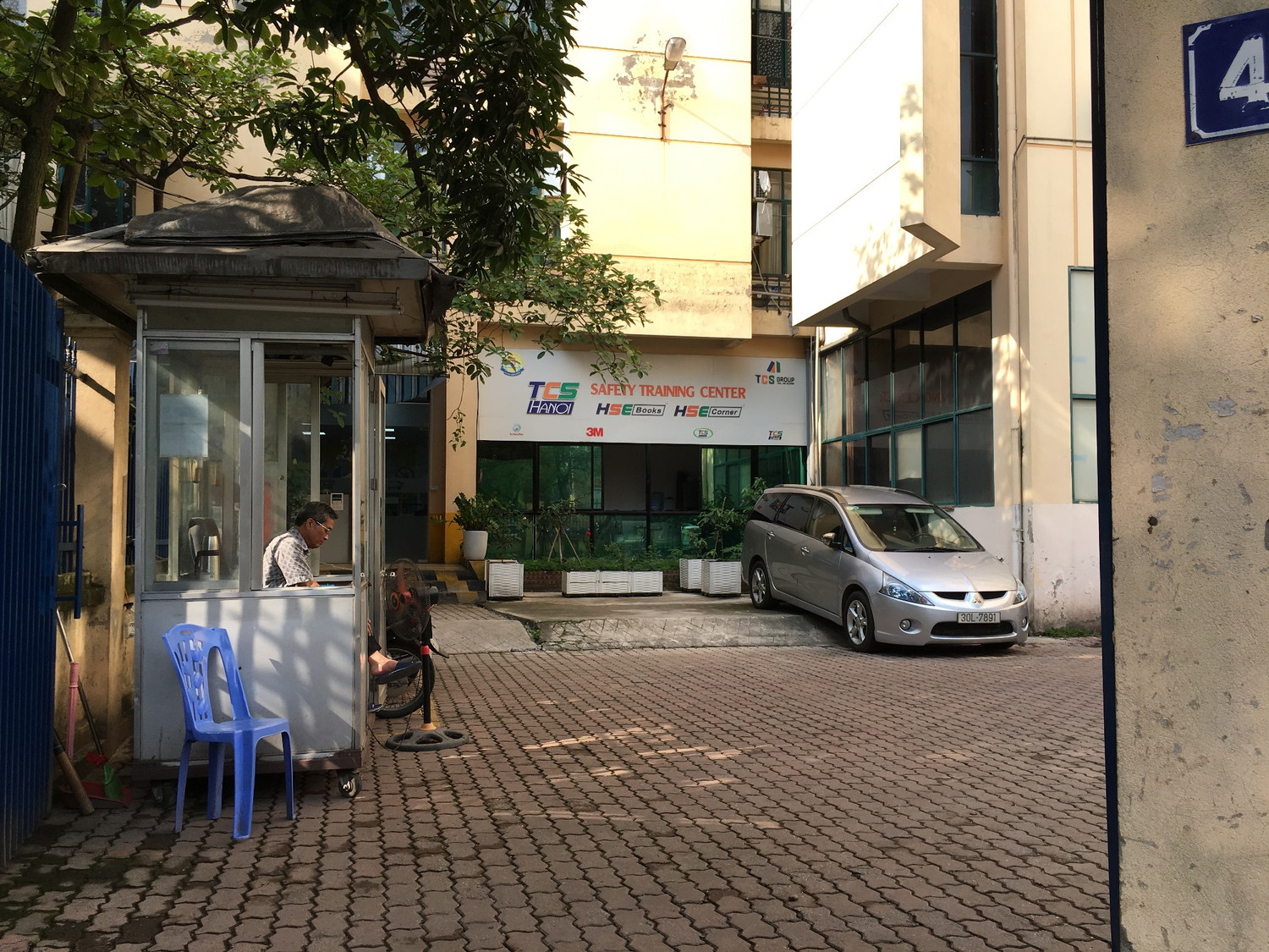 Tầng 1 ký túc xá còn cho doanh nghiệp thuê làm trụ sở văn phòng. Ảnh: Vũ Phương.