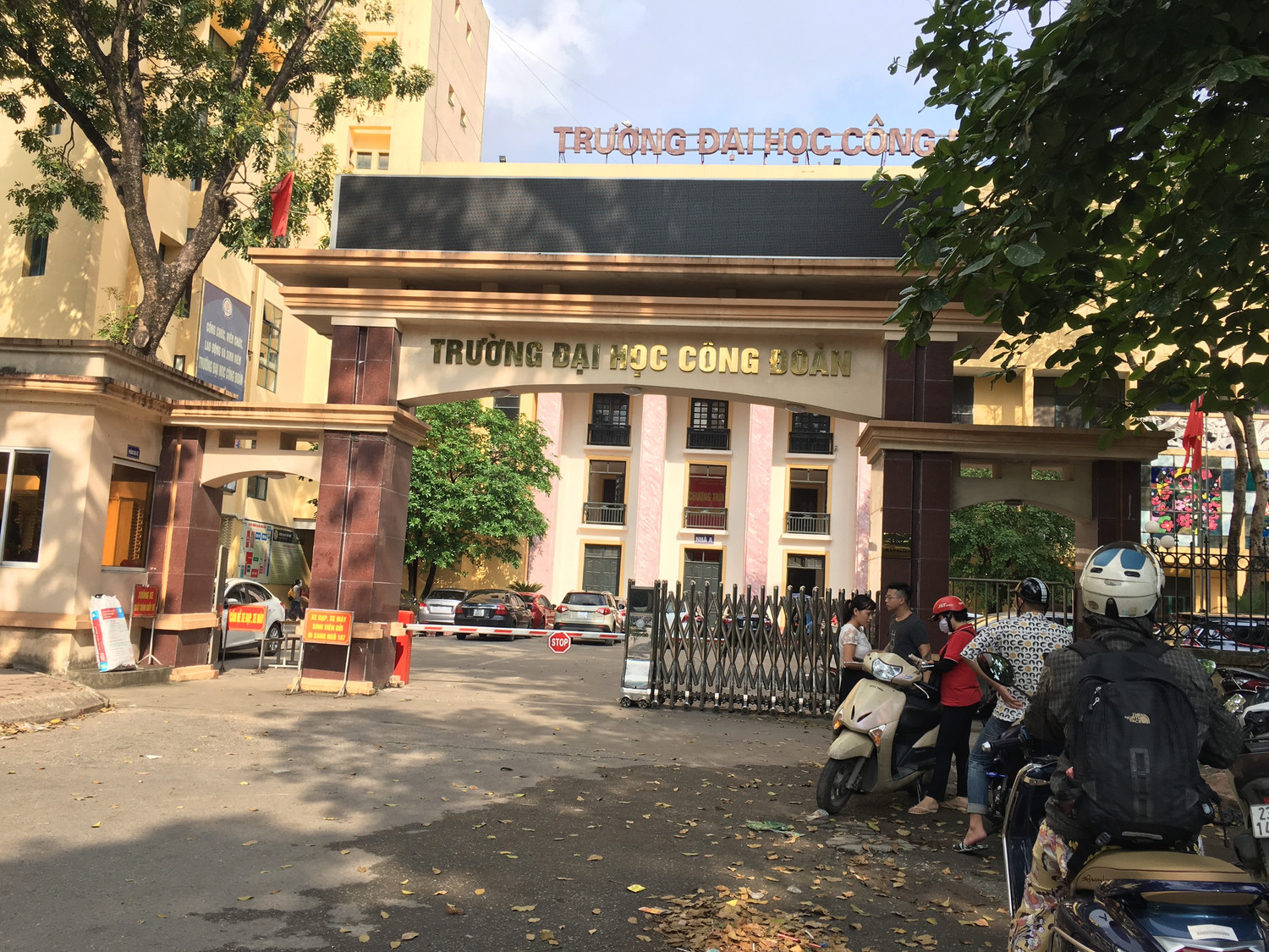 Bên ngoài cổng chính Trường đại học Công Đoàn là những quán trà đá, nhếch nhác. Ảnh: Vũ Phương.