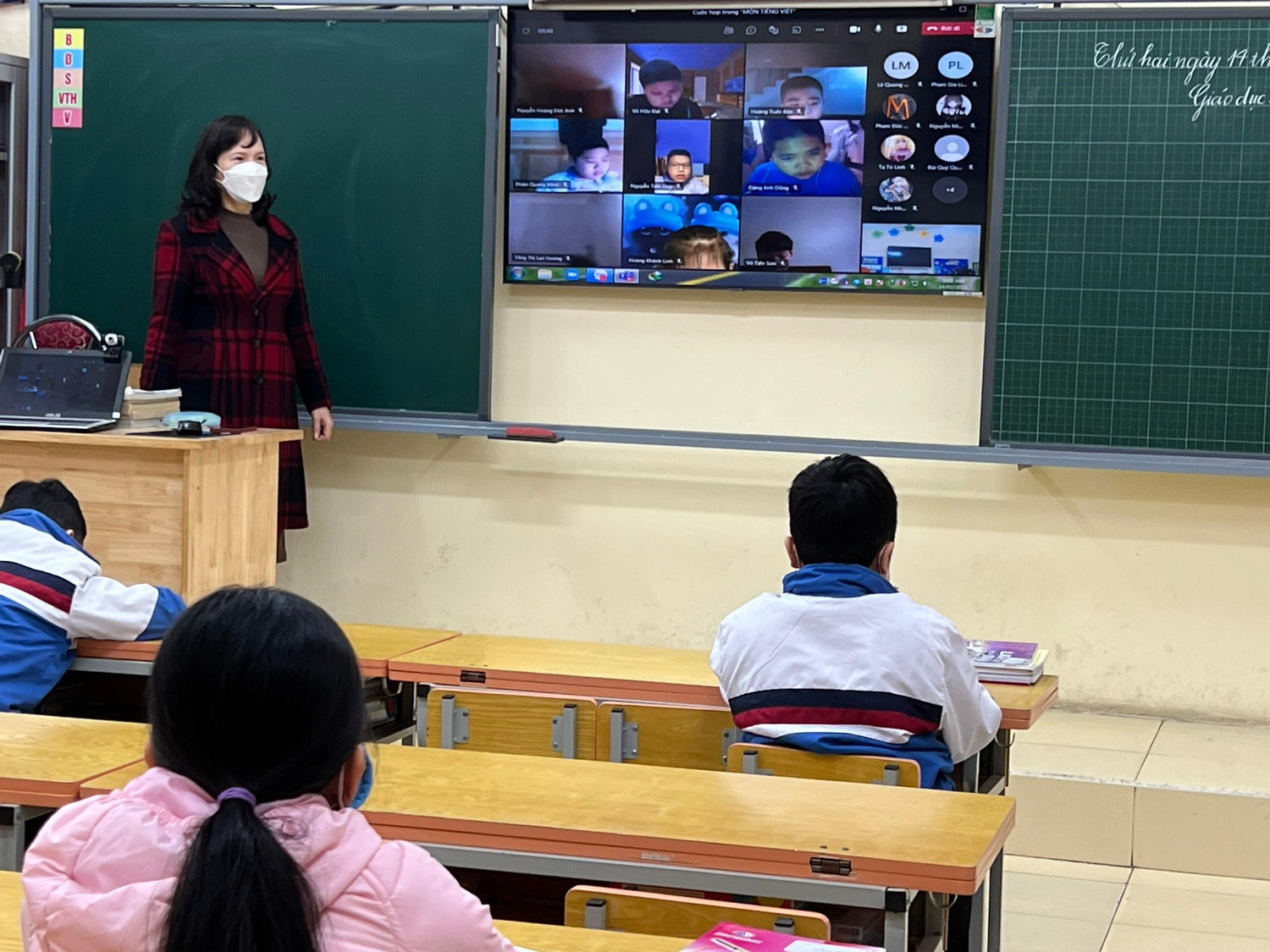 Nhiều phụ huynh bày tỏ mong muốn tách riêng lớp học trực tiếp và trực tuyến để đảm bảo hiệu quả học tập (Ảnh: PL) Nhiều phụ huynh bày tỏ mong muốn tách riêng lớp học trực tiếp và trực tuyến để đảm bảo hiệu quả học tập (Ảnh: PL)