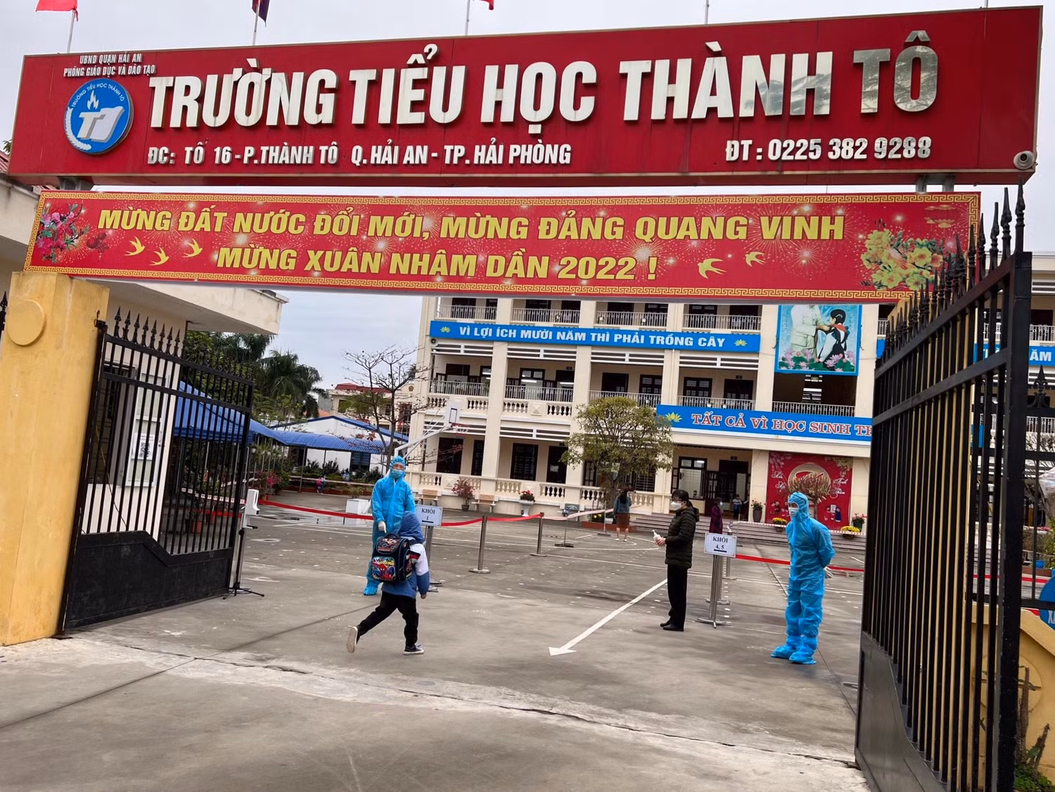 Trường Tiểu học Thành Tô bố trí nhân viên, giáo viên mặc đồ bảo hộ đón học sinh tại cổng trường (Ảnh: PL) Trường Tiểu học Thành Tô bố trí nhân viên, giáo viên mặc đồ bảo hộ đón học sinh tại cổng trường (Ảnh: PL)