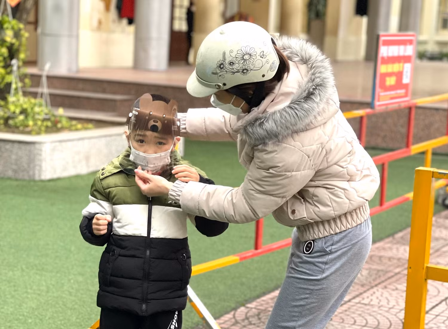 Phụ huynh chuẩn bị trang bị kính chắn giọt bắn, khẩu trang, đồ cá nhân riêng để đảm bảo an toàn cho con khi đến trường (Ảnh: PL) Phụ huynh chuẩn bị trang bị kính chắn giọt bắn, khẩu trang, đồ cá nhân riêng để đảm bảo an toàn cho con khi đến trường (Ảnh: PL)