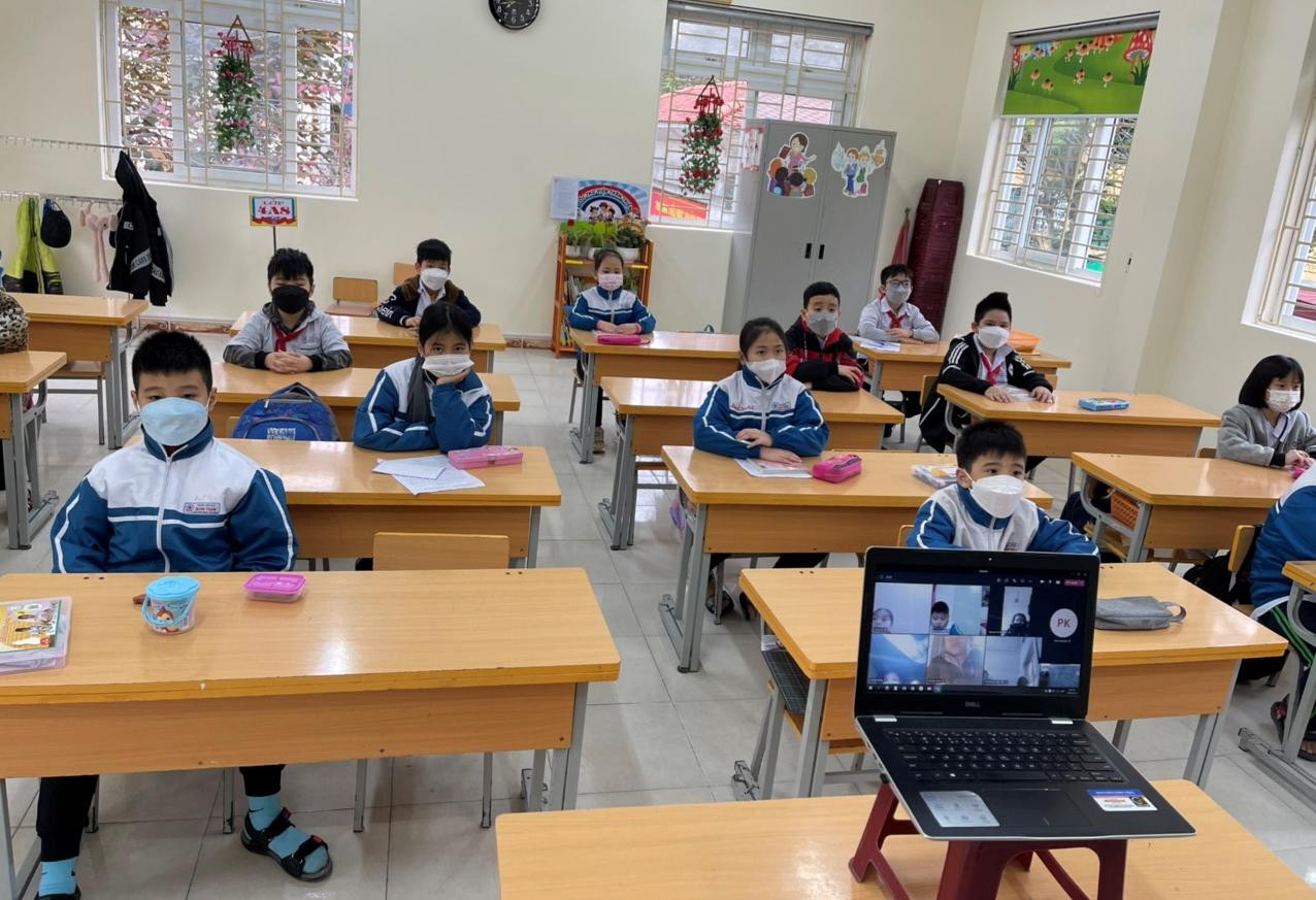 Nhiều ý kiến của giáo viên, phụ huynh cho rằng việc dạy học kết hợp trực tiếp và trực tuyến còn tồn tại nhiều bất cập (Ảnh: PL) Nhiều ý kiến của giáo viên, phụ huynh cho rằng việc dạy học kết hợp trực tiếp và trực tuyến còn tồn tại nhiều bất cập (Ảnh: PL)