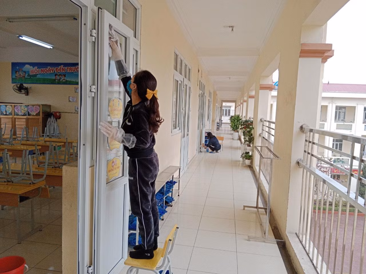 Trường Tiểu học Quán Toan tổ chức tổng vệ sinh khu vực lớp học, khuôn viên để chuẩn bị đón học sinh trở lại trường (Ảnh: PL) Trường Tiểu học Quán Toan tổ chức tổng vệ sinh khu vực lớp học, khuôn viên để chuẩn bị đón học sinh trở lại trường (Ảnh: PL)