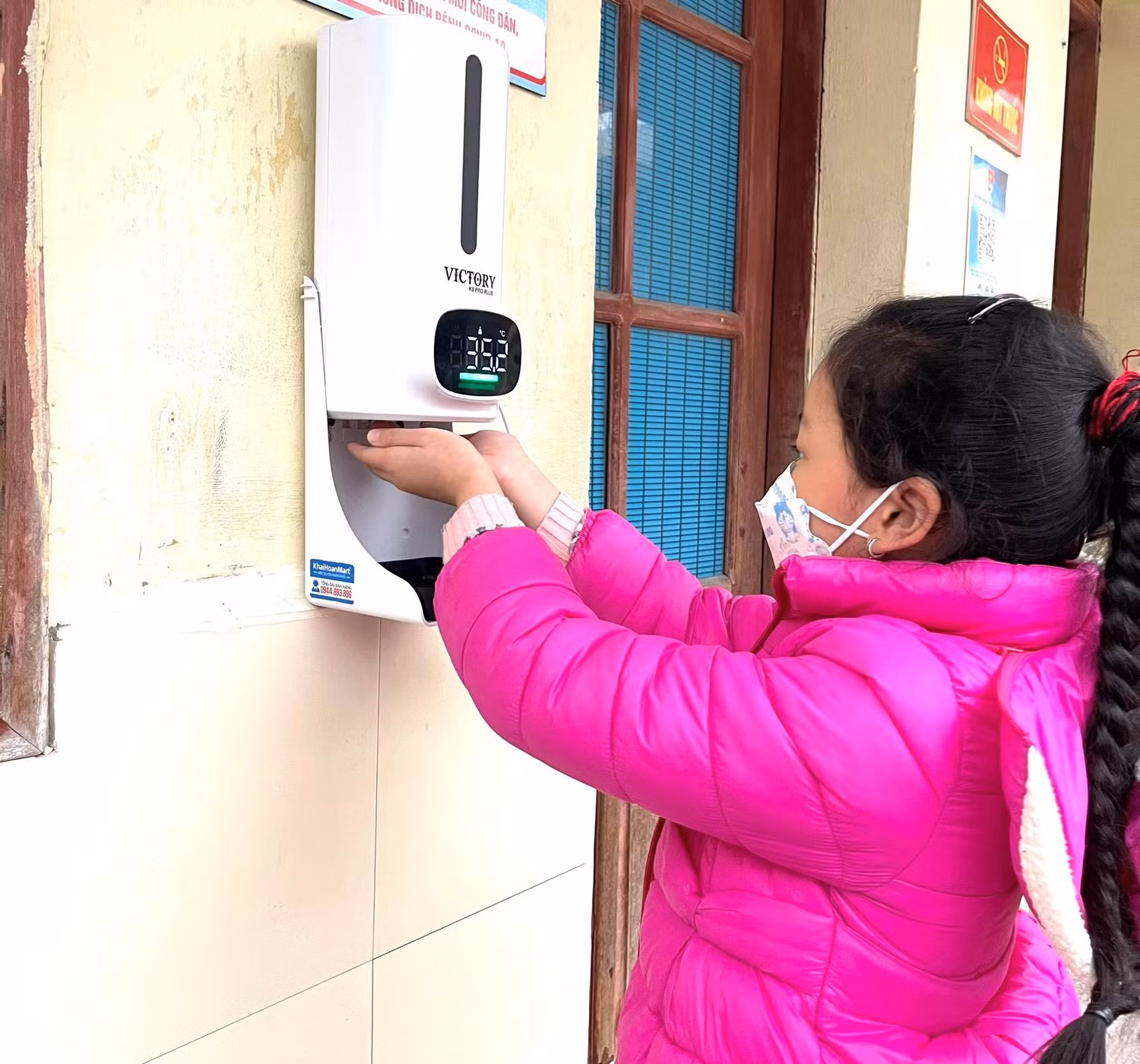 Học sinh chủ động sát khuẩn tay trước khi vào trường (Ảnh: PL) Học sinh chủ động sát khuẩn tay trước khi vào trường (Ảnh: PL)