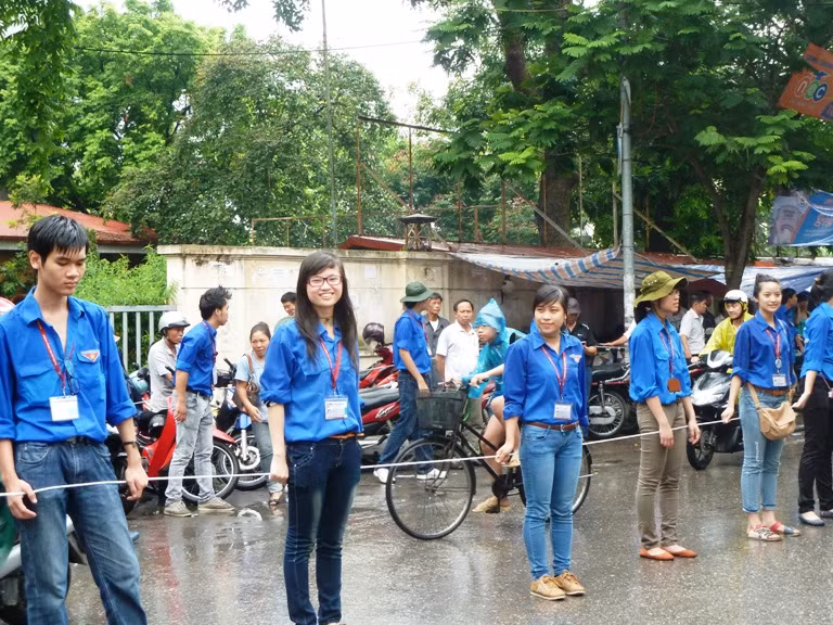 Dù mưa hay nắng, ở mọi ngả đường Hà Nội đều có bóng áo xanh hỗ trợ, tiếp sức các thí sinh. Xem đáp án môn Vật lí - Xem đáp án môn Toán - Xem đáp án môn Hóa - Xem đáp án môn Ngoại ngữ Khối A1 Dù mưa hay nắng, ở mọi ngả đường Hà Nội đều có bóng áo xanh hỗ trợ, tiếp sức các thí sinh. Xem đáp án môn Vật lí - Xem đáp án môn Toán - Xem đáp án môn Hóa - Xem đáp án môn Ngoại ngữ Khối A1