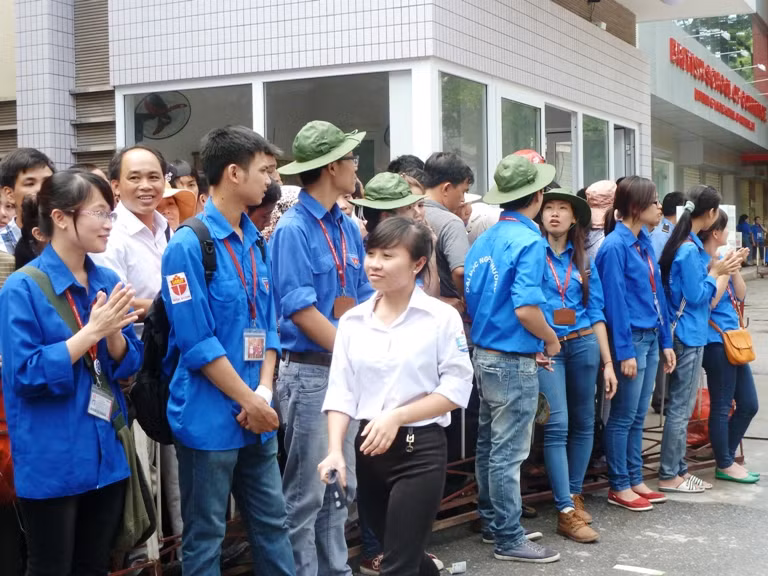 Vỗ tay chúc mừng các thí sinh sau khi hoàn thành bài thi tại cổng Trường ĐH Ngoại thương. Xem đáp án môn Vật lí - Xem đáp án môn Toán - Xem đáp án môn Hóa - Xem đáp án môn Ngoại ngữ Khối A1 Vỗ tay chúc mừng các thí sinh sau khi hoàn thành bài thi tại cổng Trường ĐH Ngoại thương. Xem đáp án môn Vật lí - Xem đáp án môn Toán - Xem đáp án môn Hóa - Xem đáp án môn Ngoại ngữ Khối A1