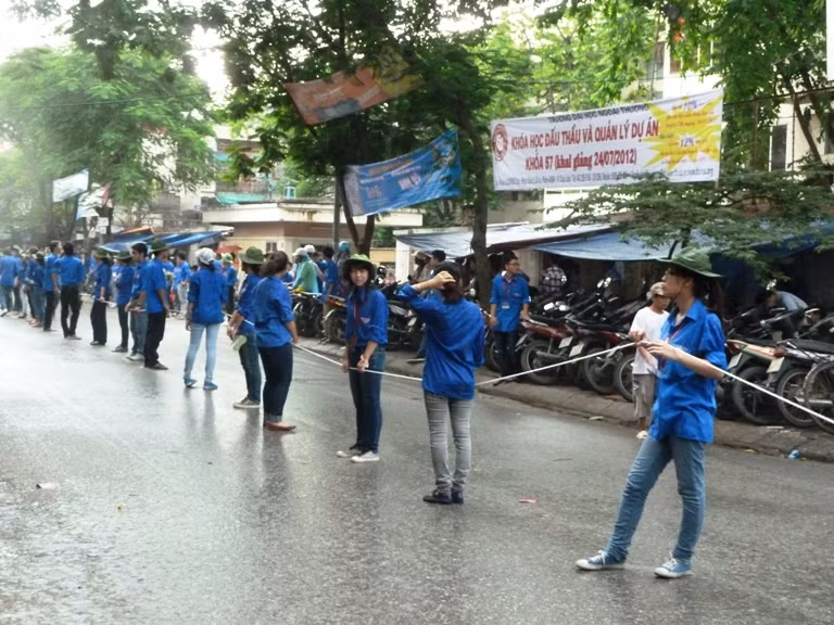 Tự hào khoác trên mình chiếc áo xanh tình nguyện, bạn Đoàn Mai Hương (SV Ngoại thương) nói: “Nếu có thể giúp đỡ phần nào đó cho thí sinh hoàn thành bài thi tốt, bọn em luôn sẵn sàng và hết mình”. Xem đáp án môn Vật lí - Xem đáp án môn Toán - Xem đáp án môn Hóa - Xem đáp án môn Ngoại ngữ Khối A1 Tự hào khoác trên mình chiếc áo xanh tình nguyện, bạn Đoàn Mai Hương (SV Ngoại thương) nói: “Nếu có thể giúp đỡ phần nào đó cho thí sinh hoàn thành bài thi tốt, bọn em luôn sẵn sàng và hết mình”. Xem đáp án môn Vật lí - Xem đáp án môn Toán - Xem đáp án môn Hóa - Xem đáp án môn Ngoại ngữ Khối A1