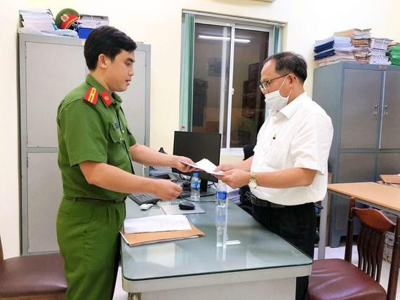 Ông Tất Thành Cang nhận quyết định khởi tố bị can, lệnh bắt tạm giam để điều tra, ảnh: Báo Sài Gòn Giải phóng.