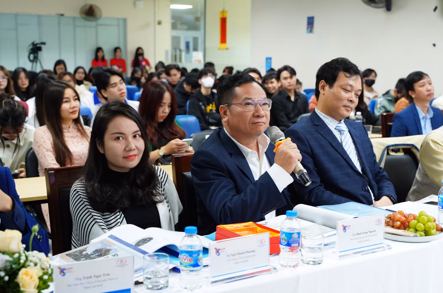 Ban giám khảo nhận xét và đưa ra lời khuyên cho các dự án.