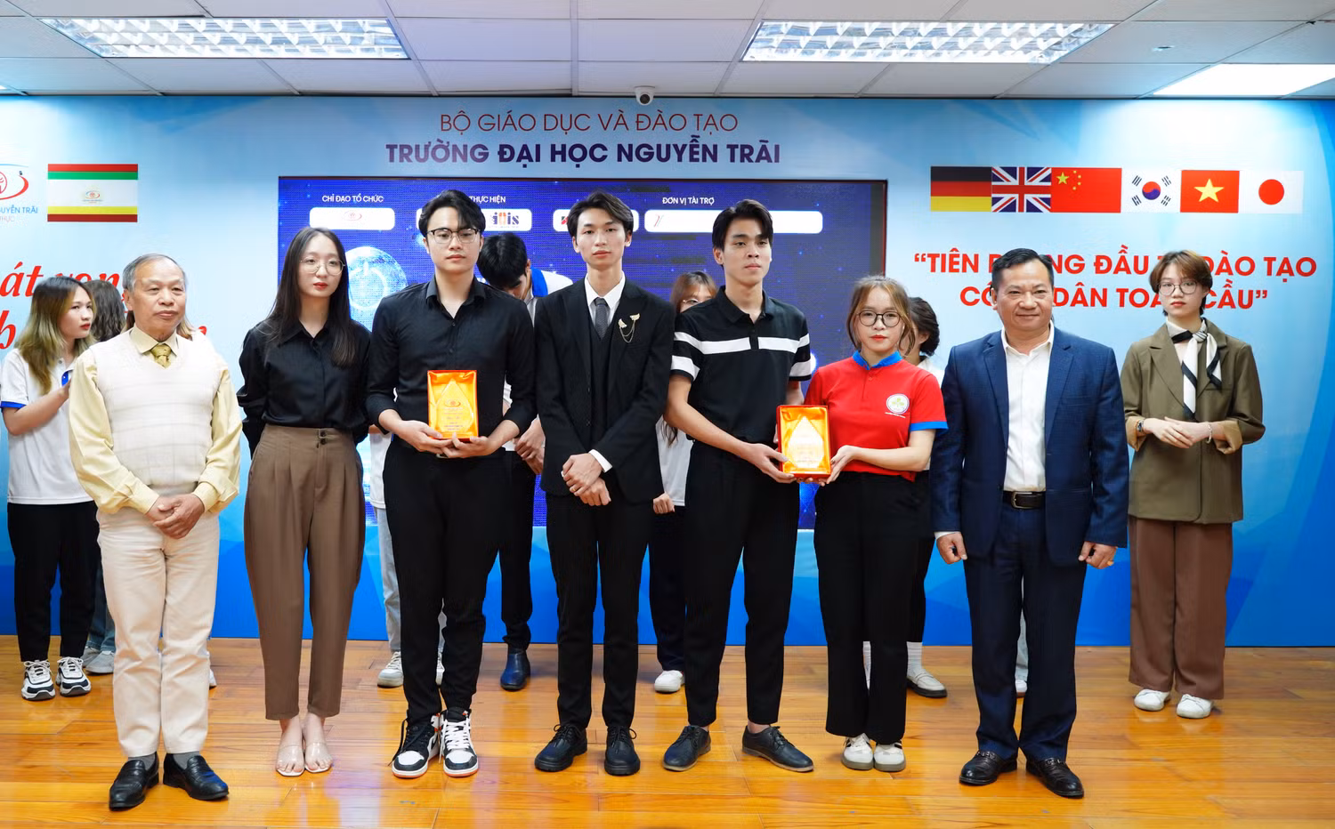 Ban tổ chức trao giải cho các bạn sinh viên.