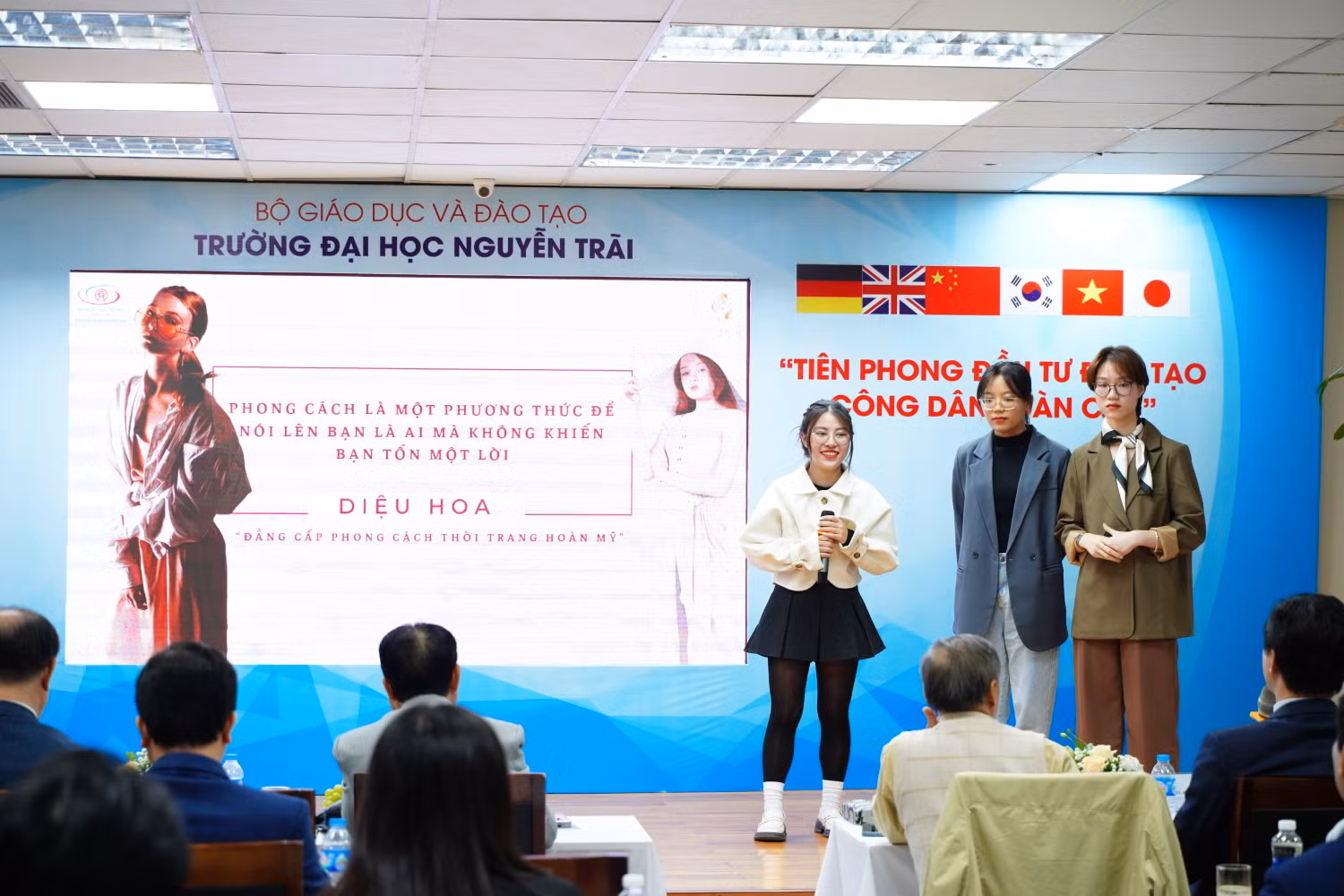 Nhóm sinh viên trình bày dự án "Đẳng cấp phong cách thời trang hoàn mỹ".