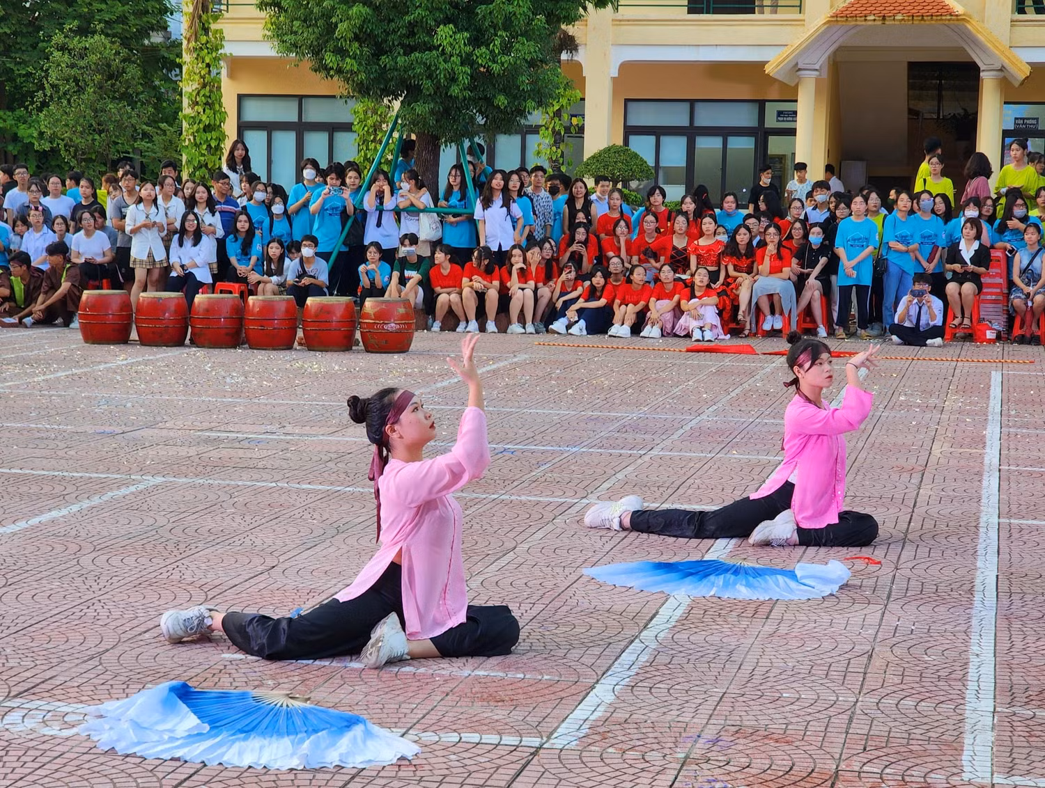 Không chỉ mang đến những vũ điệu được đầu tư dàn dựng công phu mà còn lồng ghép nhiều thông điệp ý nghĩa (Ảnh: Phạm Linh)