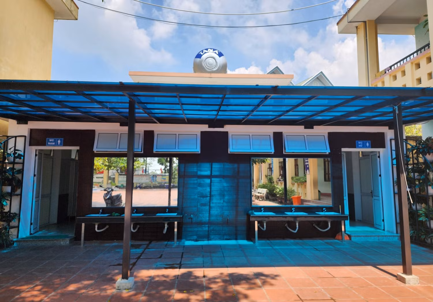 Khu nhà vệ sinh được xây mới trong năm học 2021 - 2022 của Trường Tiểu học Lý Thường Kiệt (Ảnh: Phạm Linh)