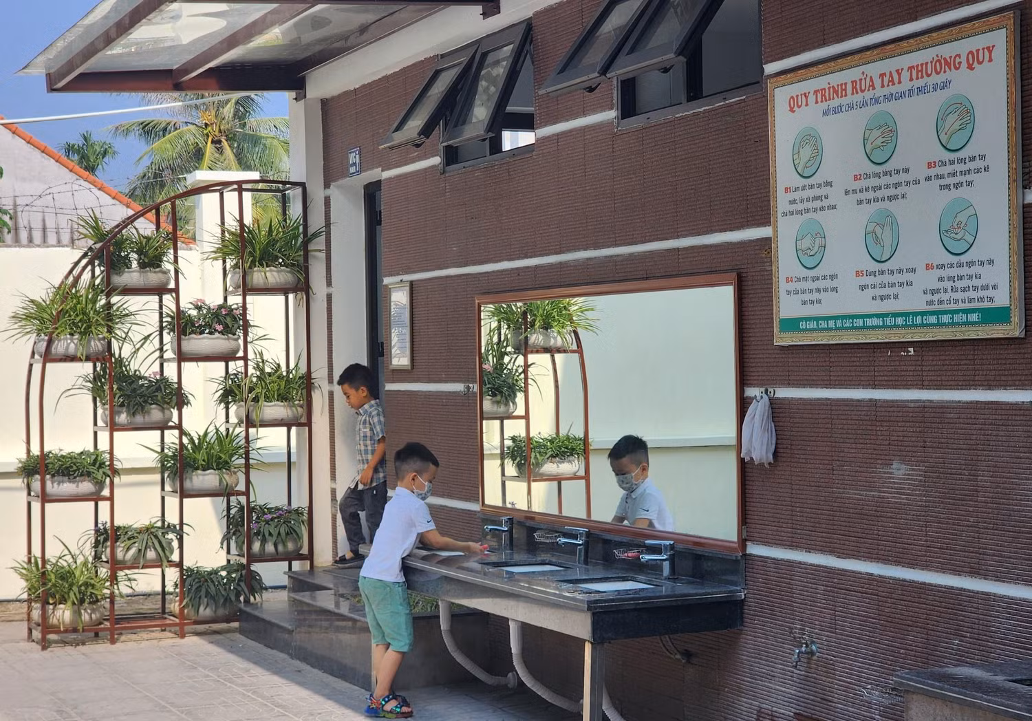 Học sinh Trường Tiểu học Lê Lợi được rèn nền nếp sử dụng nhà vệ sinh đúng quy định ngay từ lớp một (Ảnh: Phạm Linh)