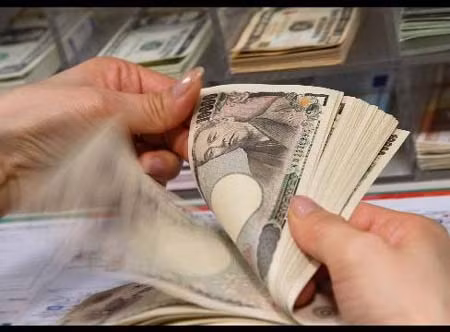 Trong phiên giao dịch ngày 12/3 tại châu Á, đồng yên tăng giá nhẹ so với đồng USD và đồng euro. Nguồn: Internet