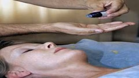 4. Trị liệu bằng hương thơm. Các nhà trị liệu có thể tạo một hỗn hợp mùi hương khác nhau để sản xuất những sản phẩm như mong muốn. Mùi hương tuyệt vời có thể thay đổi tâm trạng một cách dễ dàng như một bài hát hit. Nhưng vẻ đẹp của một nhà trị liệu là những gì mà họ mang đến nhằm cải thiện sức khỏe và hạnh phúc cho bệnh nhân. Về một khía cạnh nào đó, các nhà trị liệu cũng đóng vai trò lớn trong việc giới thiệu dòng sản phẩm nước hoa mới.