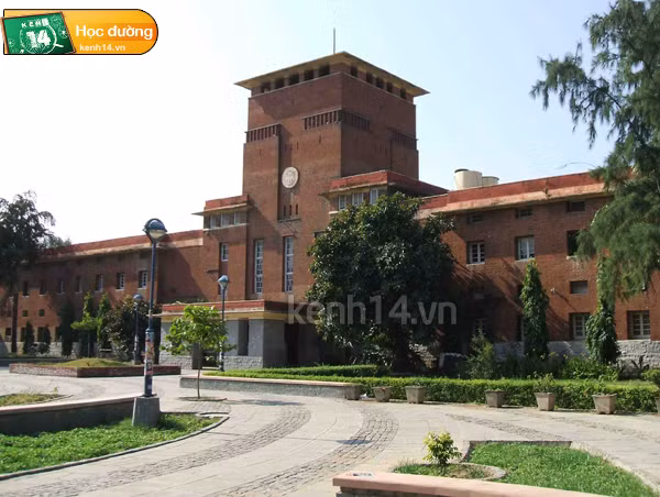 Điều đó cho thấy tiếng Anh ở đây được chú trọng như thế nào và không chỉ tớ, mà với bất cứ bạn nào đang muốn trau dồi vốn tiếng Anh thì ngay tại Ấn Độ cũng là nơi rất tốt để phát triển, với giá học phí thuộc diện rẻ nhất. Chỉ với 2.600 USD (gần 54 triệu đồng) bạn có thể học 4 năm Kỹ sư Công nghệ thông tin và ngay cả ngành Y cũng chỉ 10.000 USD/cả một khóa học (207 triệu đồng). Ảnh: Trường đại học Delhi Điều đó cho thấy tiếng Anh ở đây được chú trọng như thế nào và không chỉ tớ, mà với bất cứ bạn nào đang muốn trau dồi vốn tiếng Anh thì ngay tại Ấn Độ cũng là nơi rất tốt để phát triển, với giá học phí thuộc diện rẻ nhất. Chỉ với 2.600 USD (gần 54 triệu đồng) bạn có thể học 4 năm Kỹ sư Công nghệ thông tin và ngay cả ngành Y cũng chỉ 10.000 USD/cả một khóa học (207 triệu đồng). Ảnh: Trường đại học Delhi