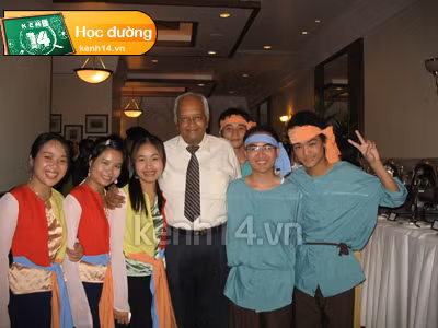 Về vấn đề học tập, quả thực các bạn sang học đại học chiếm số lượng không nhiều, mà chủ yếu là học thạc sĩ trở lên. Tuy nhiên, chính phủ Ấn Độ đang cung cấp khá nhiều học bổng cho du học sinh Việt Nam. Với 251 trường đại học và đại học truyền thống, các ngành thu hút được sinh viên quốc tế nhiều nhất đó là các ngành Công nghệ sinh học, Công nghệ thông tin, Y học, Lâm nghiệp, Văn học và có cả Phật học nữa. Ảnh: Các du học sinh Việt tại Ấn Độ. Về vấn đề học tập, quả thực các bạn sang học đại học chiếm số lượng không nhiều, mà chủ yếu là học thạc sĩ trở lên. Tuy nhiên, chính phủ Ấn Độ đang cung cấp khá nhiều học bổng cho du học sinh Việt Nam. Với 251 trường đại học và đại học truyền thống, các ngành thu hút được sinh viên quốc tế nhiều nhất đó là các ngành Công nghệ sinh học, Công nghệ thông tin, Y học, Lâm nghiệp, Văn học và có cả Phật học nữa. Ảnh: Các du học sinh Việt tại Ấn Độ.