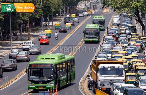 Giao thông và vui chơi: Với những bạn nào đã có kinh nghiệm đi xe máy thì sang Ấn nên mua luôn một chiếc xe và chạy cho thoải mái. Hầu hết du học sinh sang Ấn đều cảm thấy “đường phố sao thân thương giống Việt Nam”. Giao thông ở đây thì khá lộn xộn, nhưng các bạn cũng không nên sử dụng xe bus, vì hãy tưởng tượng việc chen chúc trên xe bus (như là xe khách ở Việt Nam) trong cái nóng điên đảo của Ấn Độ thì… Ngoài ra, ở Ấn là nơi cho bạn khám phá những kiểu xe lạ, như xe Rishxa (một kiểu dạng như xe xích lô lai… xe lôi). Ảnh: Giao thông tại Ân Độ Giao thông và vui chơi: Với những bạn nào đã có kinh nghiệm đi xe máy thì sang Ấn nên mua luôn một chiếc xe và chạy cho thoải mái. Hầu hết du học sinh sang Ấn đều cảm thấy “đường phố sao thân thương giống Việt Nam”. Giao thông ở đây thì khá lộn xộn, nhưng các bạn cũng không nên sử dụng xe bus, vì hãy tưởng tượng việc chen chúc trên xe bus (như là xe khách ở Việt Nam) trong cái nóng điên đảo của Ấn Độ thì… Ngoài ra, ở Ấn là nơi cho bạn khám phá những kiểu xe lạ, như xe Rishxa (một kiểu dạng như xe xích lô lai… xe lôi). Ảnh: Giao thông tại Ân Độ