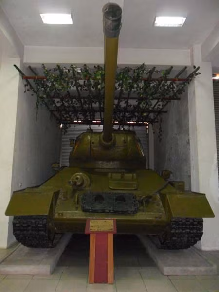 Xe tăng T34 – Số hiệu 114 đây là chiếc xe đã tiếp đất đầu tiên trên lãnh thổ Việt Nam vào lúc 18h33’ ngày 13/7/1960 Xe tăng T34 – Số hiệu 114 đây là chiếc xe đã tiếp đất đầu tiên trên lãnh thổ Việt Nam vào lúc 18h33’ ngày 13/7/1960