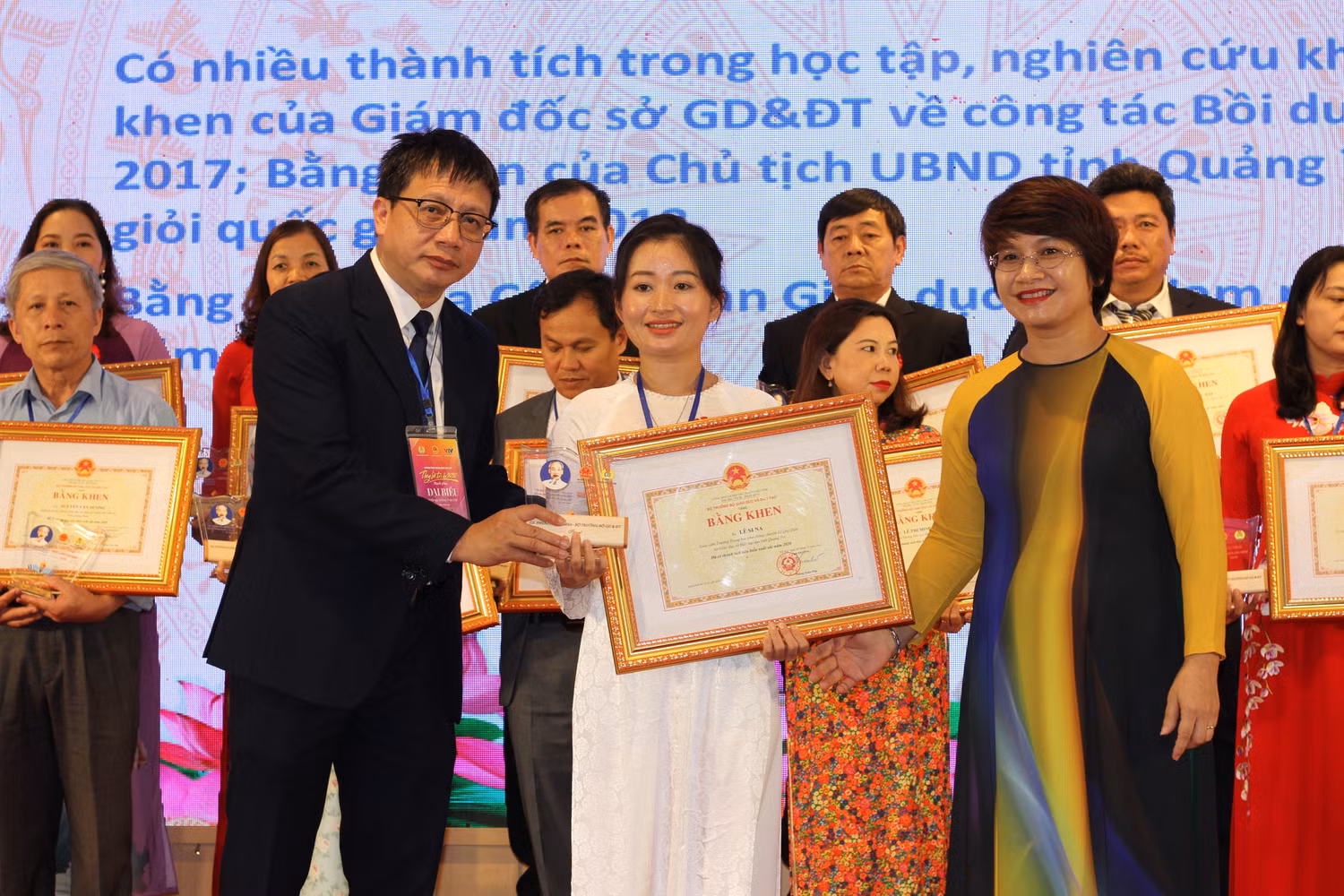 Cô giáo Lê Si Na nhận bằng khen tại lễ vinh danh (Ảnh: PM)