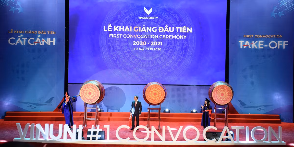 Tiếng trống khai trường vang lên đánh dấu năm học đầu tiên của đại học tinh hoa VinUni chính thức bắt đầu.