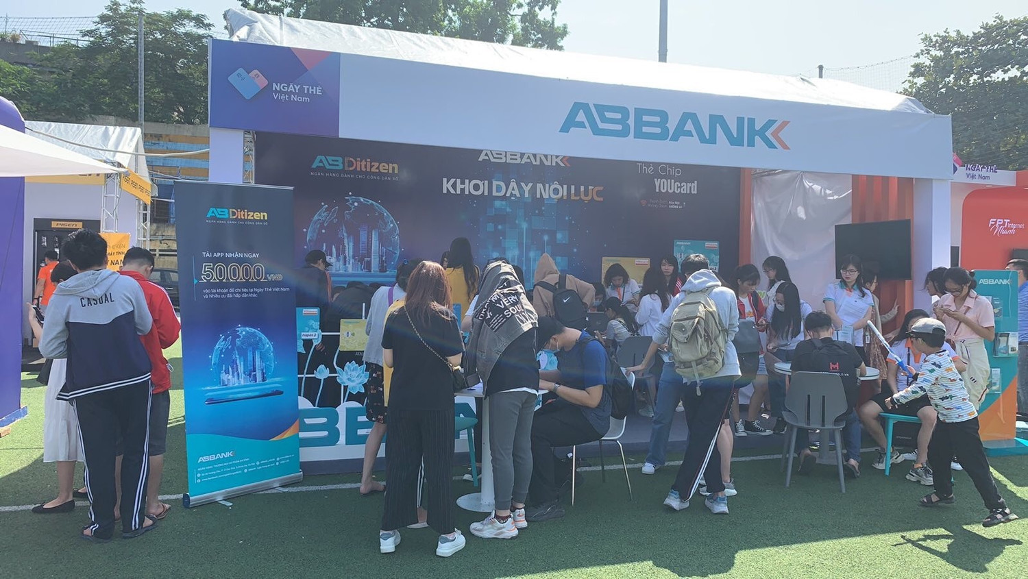 Gian hàng ABBANK thu hút nhiều bạn trẻ. Gian hàng ABBANK thu hút nhiều bạn trẻ.