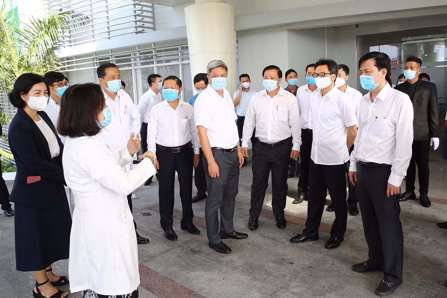 Phó Thủ tướng Vũ Đức Đam ngheo báo cáo quy trình sàng lọc, phân luồng, xử lý trường hợp có triệu chứng sốt, ho, khó thở tại Bệnh viện Sản-Nhi Long An TWG. Ảnh: VGP/Đình Nam Phó Thủ tướng Vũ Đức Đam ngheo báo cáo quy trình sàng lọc, phân luồng, xử lý trường hợp có triệu chứng sốt, ho, khó thở tại Bệnh viện Sản-Nhi Long An TWG. Ảnh: VGP/Đình Nam