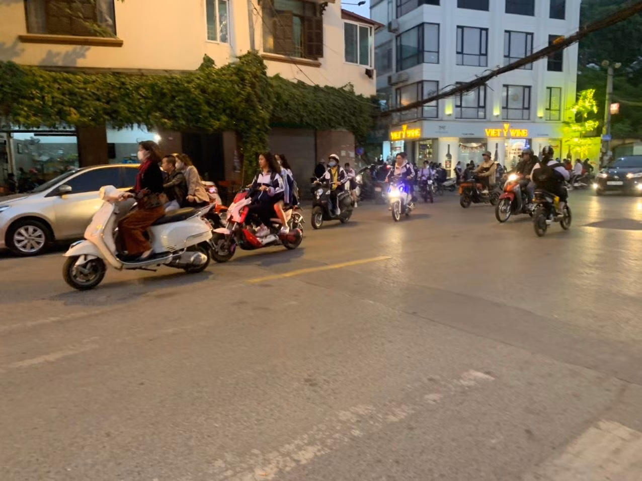 Đoạn nút giao giữa phố Nam Đồng và Xã Đàn 2 thường xuyên có những học sinh tan học vào buổi chiều, đi 3 xe dàn hàng ngang và không đội mũ bảo hiểm. Những nhóm học sinh tập trung đông đợi nhau dưới lòng đường, gây nguy hiểm cho chính bản thân và những người tham gia giao thông khác. Ảnh: Kim Anh.