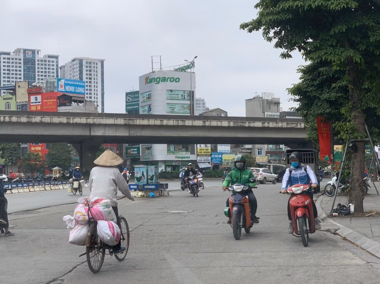 Nguy cơ tiềm ẩn những vụ tai nạn tàn khốc khi các em thực hiện hành vi nguy hiểm thế này. Ảnh: Kim Anh.
