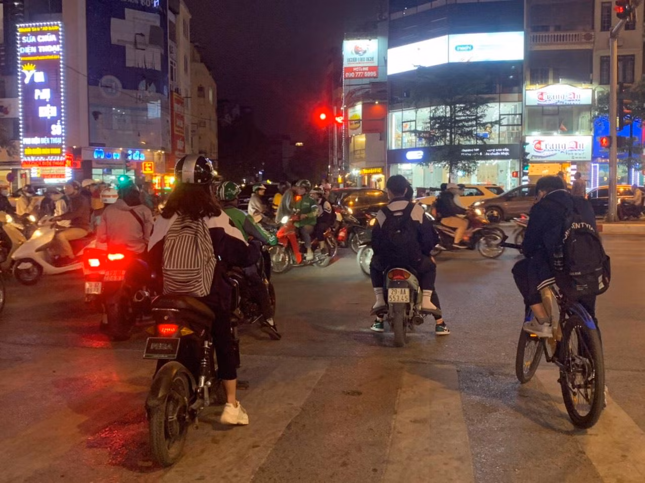 Việc quản lý con em của các gia đình không nghiêm túc dẫn tới những hành vi vi phạm an toàn giao thông diễn ra phổ biến. Ở lứa tuổi này không được nhắc nhở và giám sát nghiêm khắc sẽ dần hình thành những thói quen xấu nguy hiểm hơn khi tham gia giao thông. Ảnh: Kim Anh.