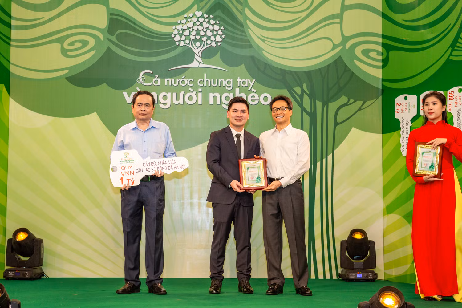 Chủ tịch Câu lạc bộ Đỗ Vinh Quang đại diện Hà Nội FC trao tặng ủng hộ, đồng hành cùng Quỹ "Vì người nghèo" .