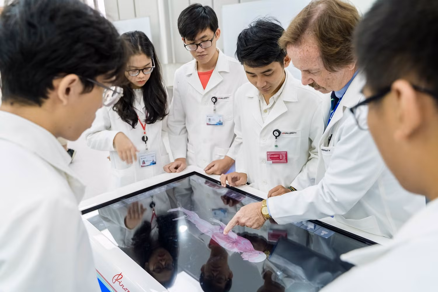Bàn giải phẫu tương tác ảo Pirogov là thiết bị mô phỏng bao gồm tập giải phẫu 3D cơ thể người, vận hành như một máy tính bảng khổng lồ, điều khiển dễ dàng qua màn hình cảm ứng.