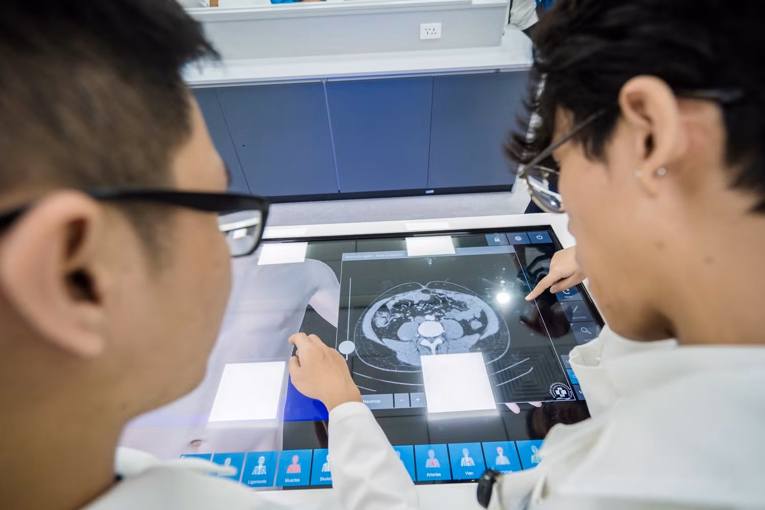Bàn giải phẫu tương tác ảo có thể xem là một công cụ mới, đặc biệt hữu ích cho đào tạo y khoa thế giới cũng như tại Việt Nam