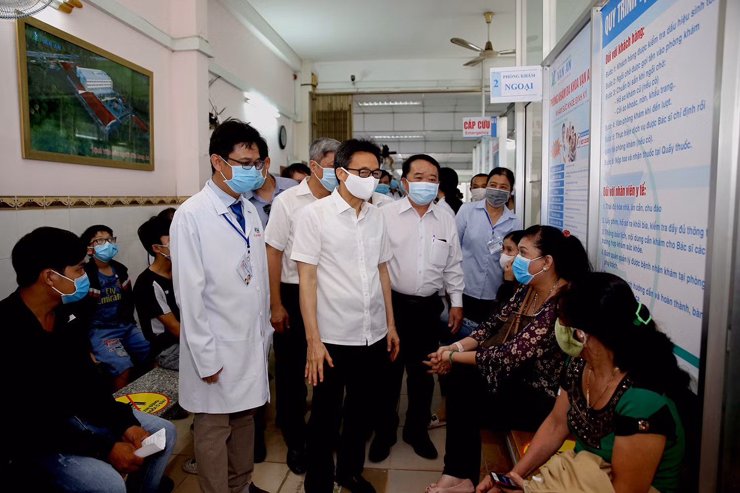Phó Thủ tướng Vũ Đức Đam nói chuyện với người dân đến khám bệnh tại Phòng khám đa khoa Vạn An, Thành phố Tân An, tỉnh Long An. Ảnh: VGP/Đình Nam Phó Thủ tướng Vũ Đức Đam nói chuyện với người dân đến khám bệnh tại Phòng khám đa khoa Vạn An, Thành phố Tân An, tỉnh Long An. Ảnh: VGP/Đình Nam