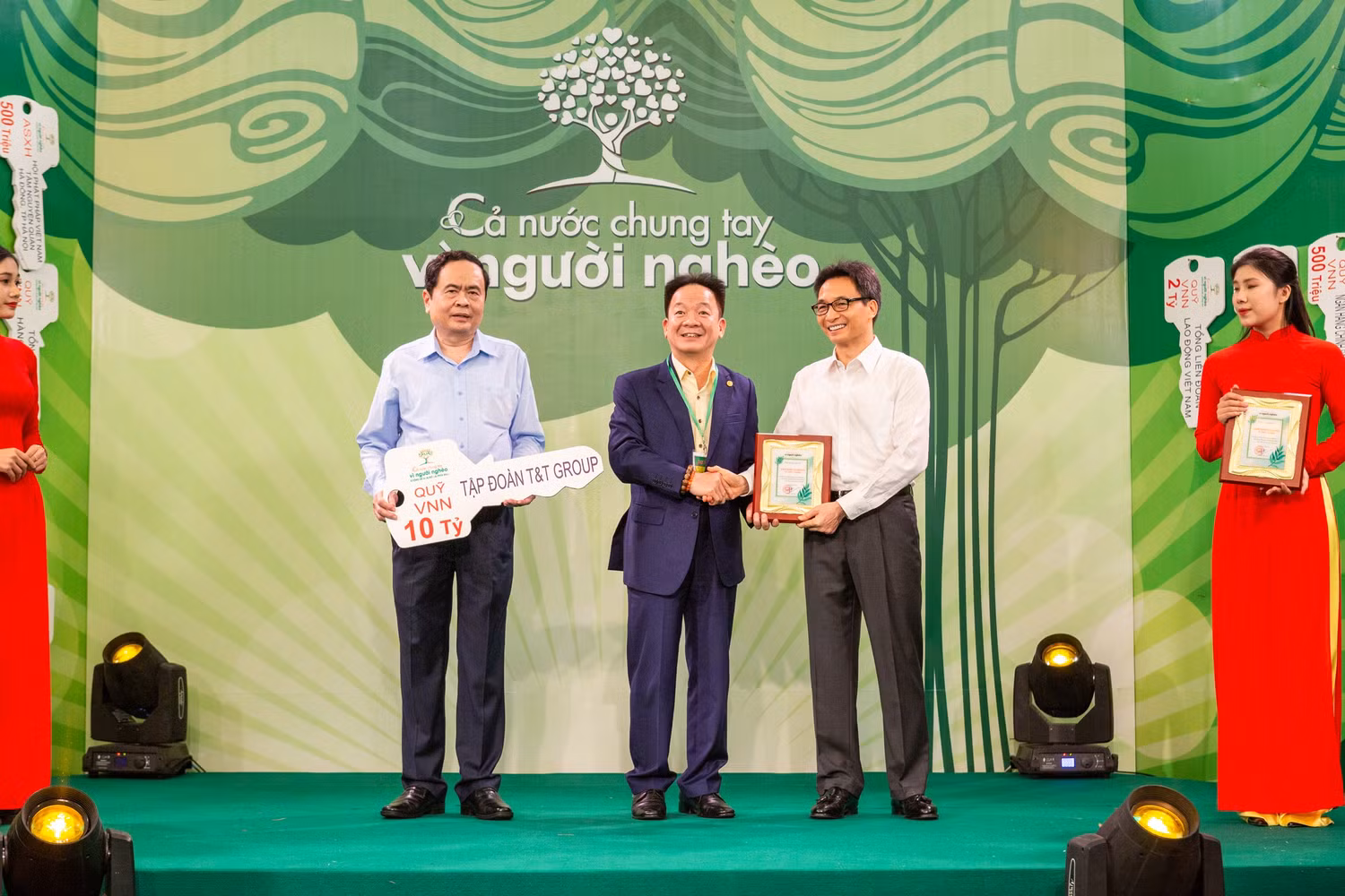 Đại diện Tập đoàn T&amp;T Group – Chủ tịch Hội đồng quản trị kiêm Tổng Giám đốc Đỗ Quang Hiển ủng hộ 10 tỷ đồng cho Quỹ “Vì người nghèo”.