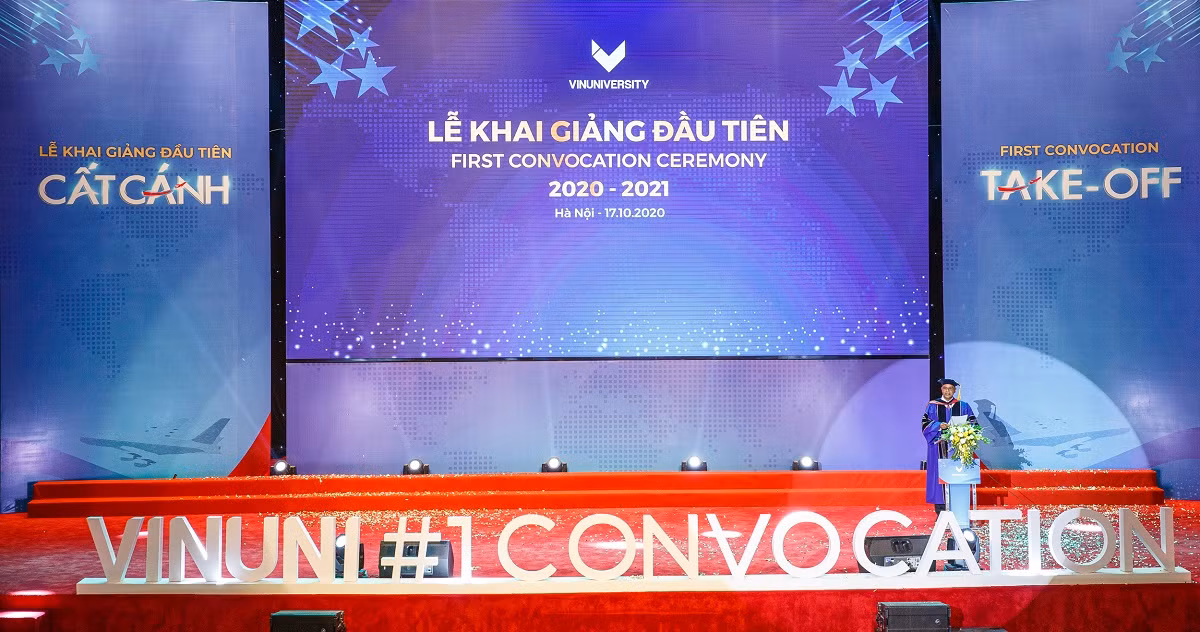 Giáo sư Rohit Verma, Hiệu trưởng nhà trường phát biểu chào đón tân sinh viên khoá 1.