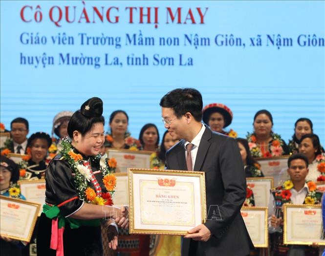 Trưởng Ban Tuyên giáo Trung ương Võ Văn Thưởng trao bằng khen tặng các thầy cô giáo được tuyên dương. Ảnh: TTXVN