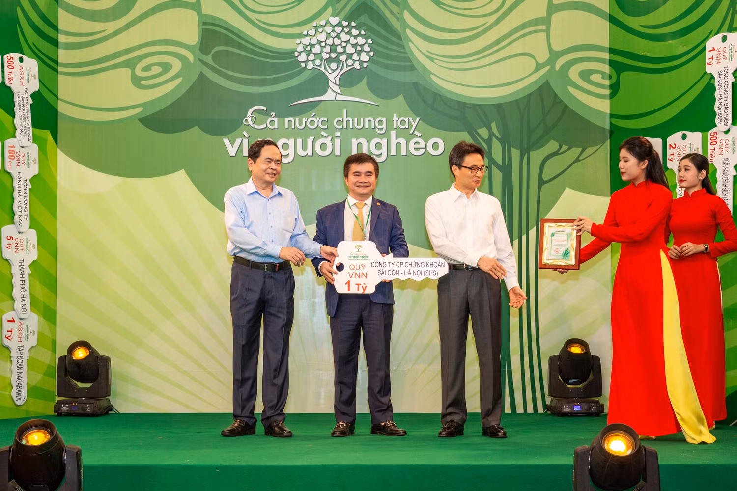 Đại diện Công ty Chứng khoán SHS - Tổng Giám đốc Vũ Đức Tiến trao tặng ủng hộ Quỹ "Vì người nghèo".