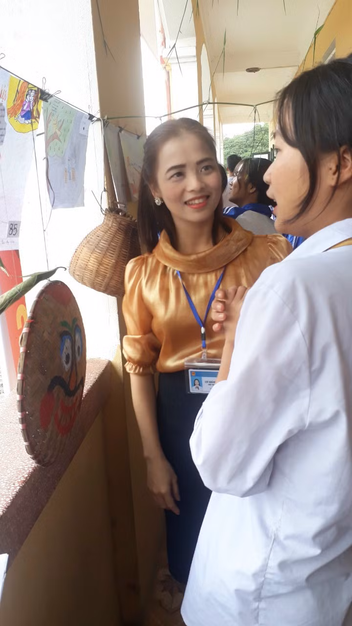 Học sinh đang thuyết trình trong giờ học mở “Ôn tập Văn học dân gian” Học sinh đang thuyết trình trong giờ học mở “Ôn tập Văn học dân gian”