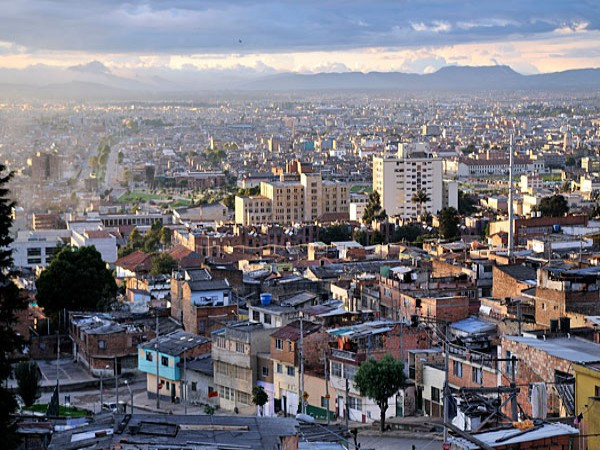 5. Colombia Mức tăng giá trong 5 năm qua: 39,4% Colombia là quốc gia duy nhất ở Nam Mỹ có tên trong danh sách. Kinh tế nhanh chóng mở rộng, với GDP tăng trưởng gần 6% trong năm 2011 (cao nhất trong bốn năm qua) đã dẫn đến sự gia tăng việc mua nhà, đặc biệt là tầng lớp trung lưu ngày càng tăng. Giá bất động sản tăng 3,2% trong năm 2011, trong khi doanh số bán nhà mới tăng 19% so với một năm trước.