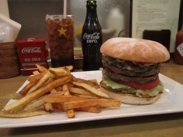 Một chiếc bánh hamburger ở Tokyo cũng có chi phí khoảng 8,29 USD, gấp hai lần mức giá của cùng một bữa ăn tại Thượng Hải. Một chiếc bánh hamburger ở Tokyo cũng có chi phí khoảng 8,29 USD, gấp hai lần mức giá của cùng một bữa ăn tại Thượng Hải.