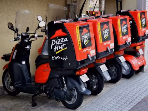 Pizza Hut cũng không phải là rẻ. Một chiếc bánh ở Tokyo chi phí gần 25 USD, cao hơn 10 USD so với giá ở Manhattan. Pizza Hut cũng không phải là rẻ. Một chiếc bánh ở Tokyo chi phí gần 25 USD, cao hơn 10 USD so với giá ở Manhattan.