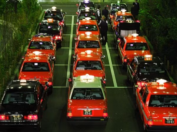 Giá taxi ở đây cao “ngất trời”. Với quãng đường chỉ có 3 km, bạn phải trả chi phí 14,15 USD, bằng 150% giá ở thành phố New York. Giá taxi ở đây cao “ngất trời”. Với quãng đường chỉ có 3 km, bạn phải trả chi phí 14,15 USD, bằng 150% giá ở thành phố New York.