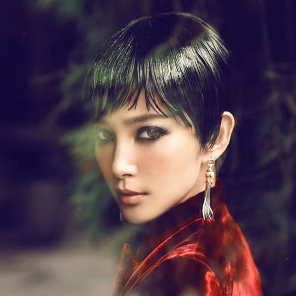 Lý Băng Băng phần 5 phim “Resident Evil: Retribution”. Trong loạt phim hành động của Hollywood này, người đẹp họ Lý vào vai nữ điệp viên bí ẩn Ada Wong, nhân vật này bắt đầu xuất hiện ngay từ phần 1 nhưng đến phần 2 mới “trở thành” một điệp viên chính thức. Ada Wong là nữ chiến binh mới xuất hiện bên cạnh Alice, trợ giúp cho cô trên con đường tiêu diệt zombie - âm mưu của tập đoàn Umbrella. Lý Băng Băng phần 5 phim “Resident Evil: Retribution”. Trong loạt phim hành động của Hollywood này, người đẹp họ Lý vào vai nữ điệp viên bí ẩn Ada Wong, nhân vật này bắt đầu xuất hiện ngay từ phần 1 nhưng đến phần 2 mới “trở thành” một điệp viên chính thức. Ada Wong là nữ chiến binh mới xuất hiện bên cạnh Alice, trợ giúp cho cô trên con đường tiêu diệt zombie - âm mưu của tập đoàn Umbrella.